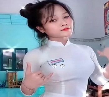Em học sinh năm thứ ba thủ dâm một cách siêu kích thích